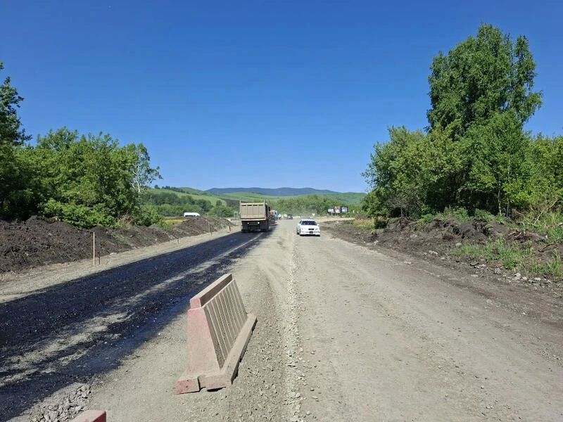 В Алтайском крае продолжается реконструкция одной из важнейших туристических дорог — трассы от села Алтайское до особой экономической зоны "Бирюзовой Катуни" через Аю В Алтайском крае продолжается реконструкция одной из важнейших туристических дорог — трассы от села Алтайское до особой экономической зоны "Бирюзовой Катуни" через Аю