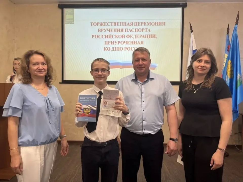 Юные барнаульцы торжественно получили паспорта накануне Дня России Юные барнаульцы торжественно получили паспорта накануне Дня России