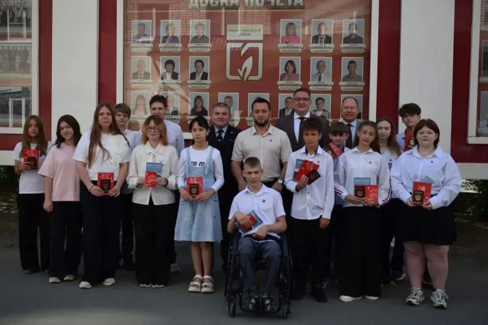 Юные барнаульцы торжественно получили паспорта накануне Дня России Юные барнаульцы торжественно получили паспорта накануне Дня России