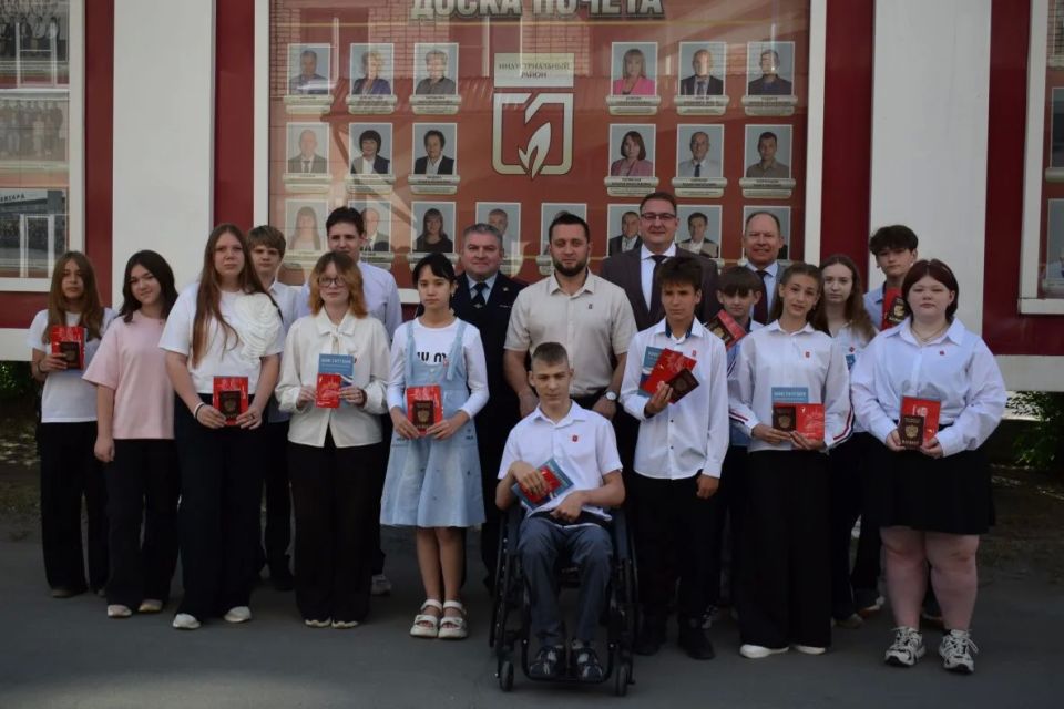 В Барнауле в преддверии Дня России юным горожанам торжественно вручили паспорта В Барнауле в преддверии Дня России юным горожанам торжественно вручили паспорта