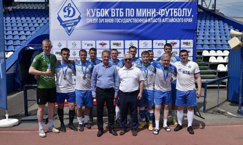 В Барнауле прошло награждение победителей VI Кубка ВТБ по мини-футболу В Барнауле прошло награждение победителей VI Кубка ВТБ по мини-футболу