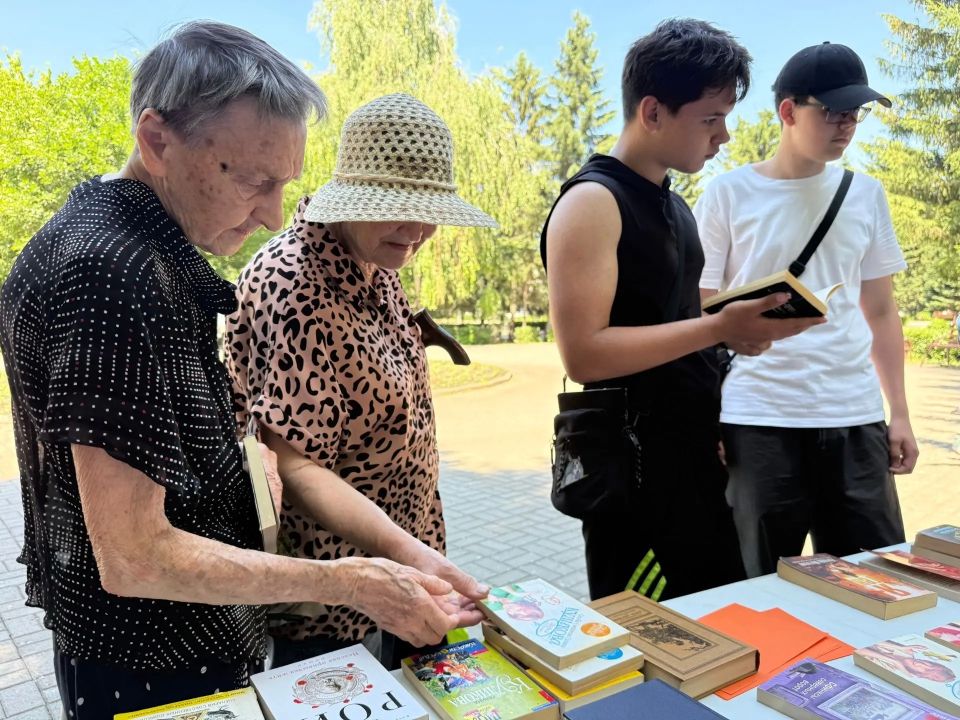 Акция «Читай, Бийск» на Петровском бульваре Акция «Читай, Бийск» на Петровском бульваре