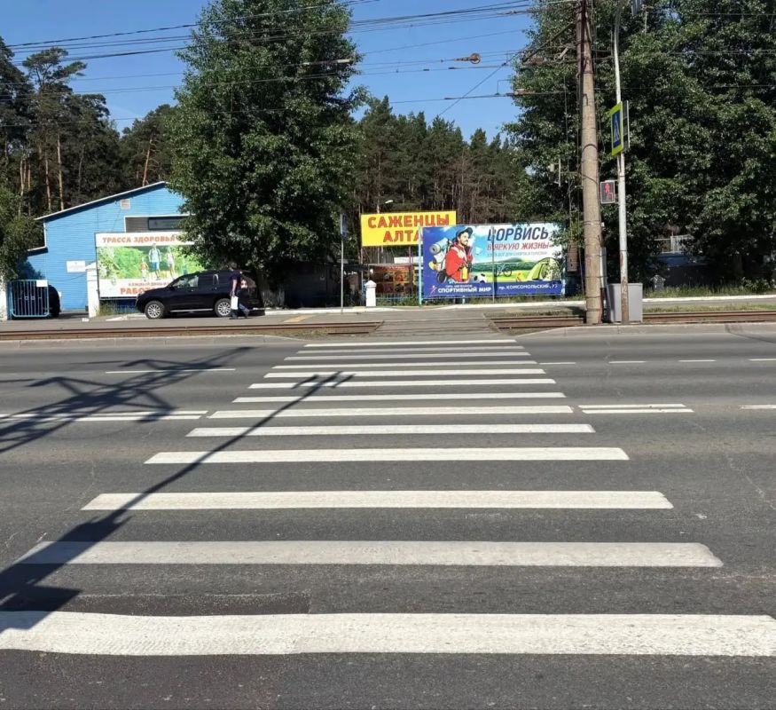 На дорогах Барнаула продолжают обновлять разметку