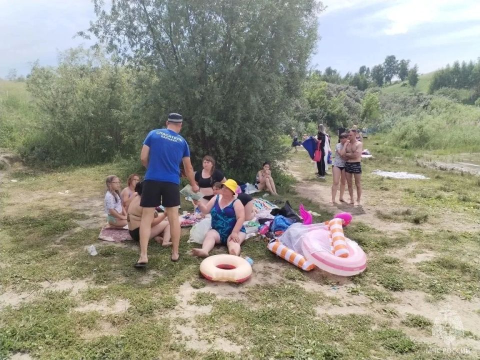 Спасатели начали дежурить возле барнаульского озера, где утонул ребенок Спасатели начали дежурить возле барнаульского озера, где утонул ребенок