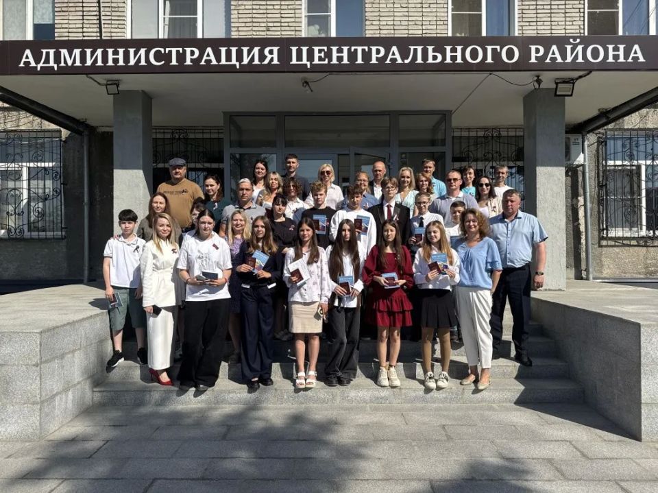 В Барнауле в преддверии Дня России юным горожанам торжественно вручили паспорта