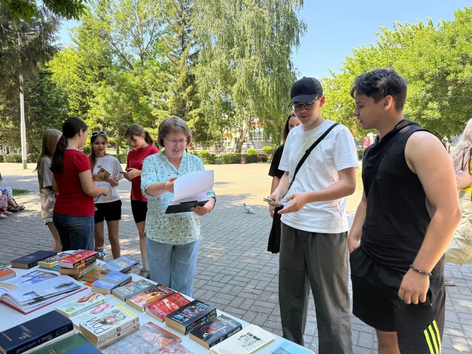 Акция «Читай, Бийск» на Петровском бульваре