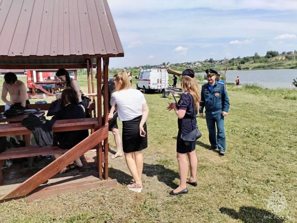 Спасатели начали дежурить возле барнаульского озера, где утонул ребенок Спасатели начали дежурить возле барнаульского озера, где утонул ребенок