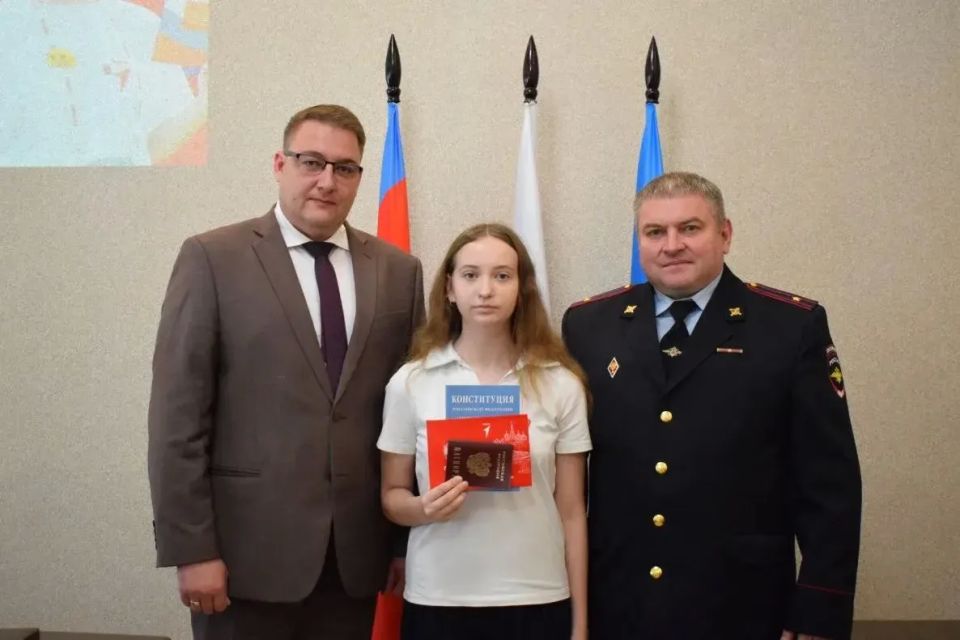 Юные барнаульцы торжественно получили паспорта накануне Дня России Юные барнаульцы торжественно получили паспорта накануне Дня России