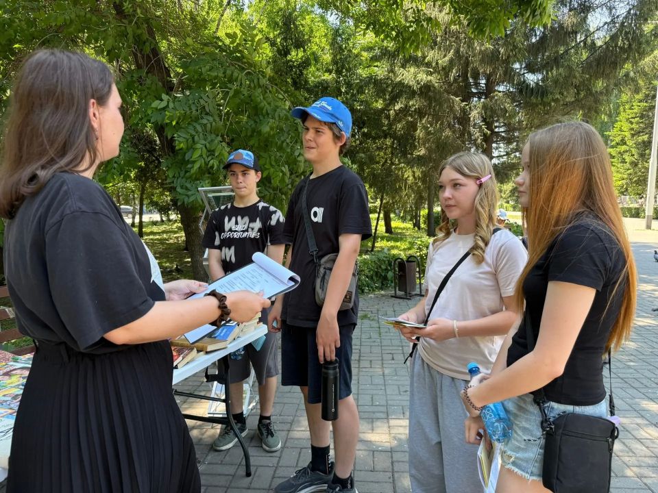 Акция «Читай, Бийск» на Петровском бульваре Акция «Читай, Бийск» на Петровском бульваре