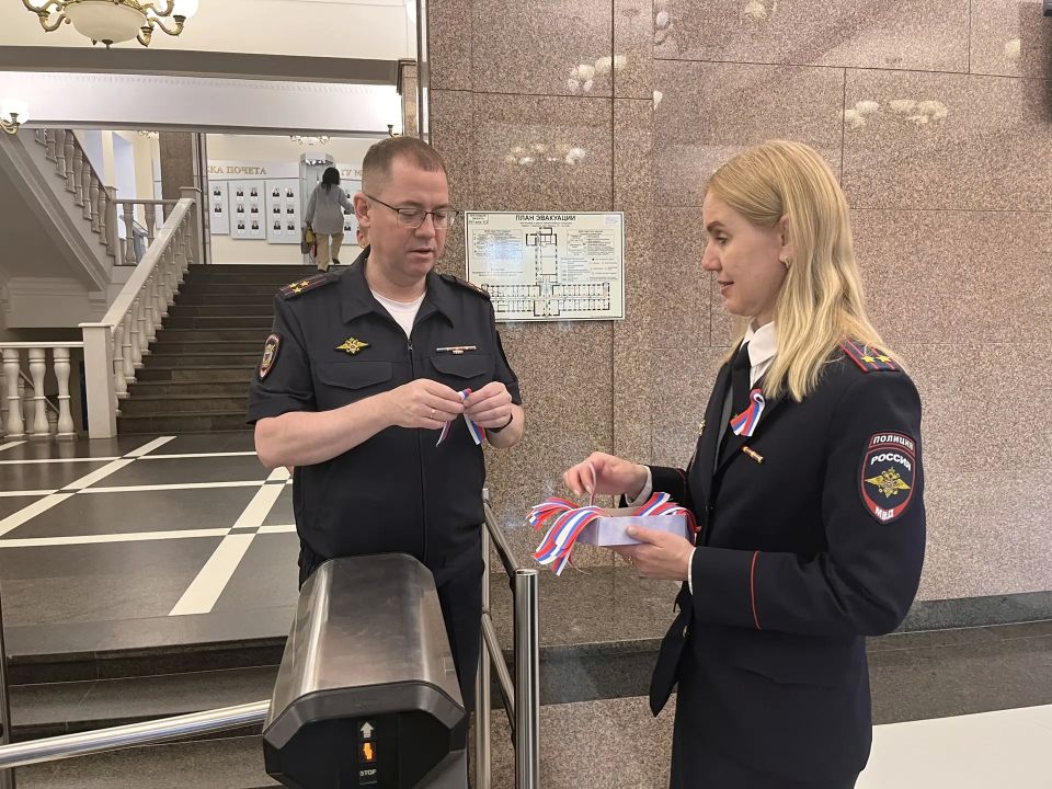 В канун Дня России в ГУ МВД по краю прошла патриотическая акция В канун Дня России в ГУ МВД по краю прошла патриотическая акция