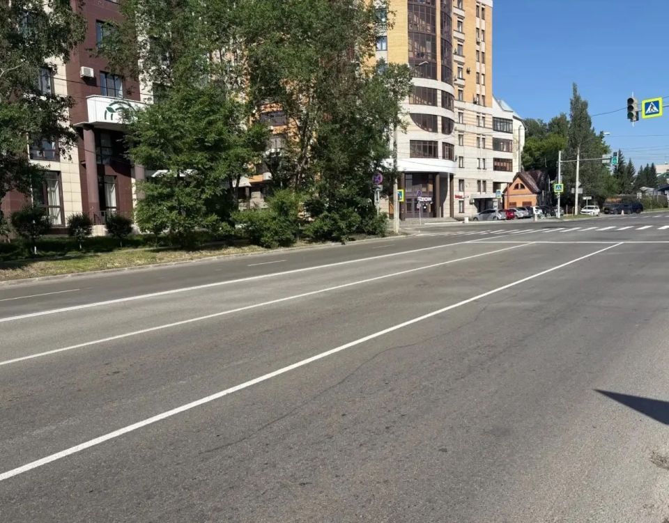 На дорогах Барнаула продолжают обновлять разметку На дорогах Барнаула продолжают обновлять разметку
