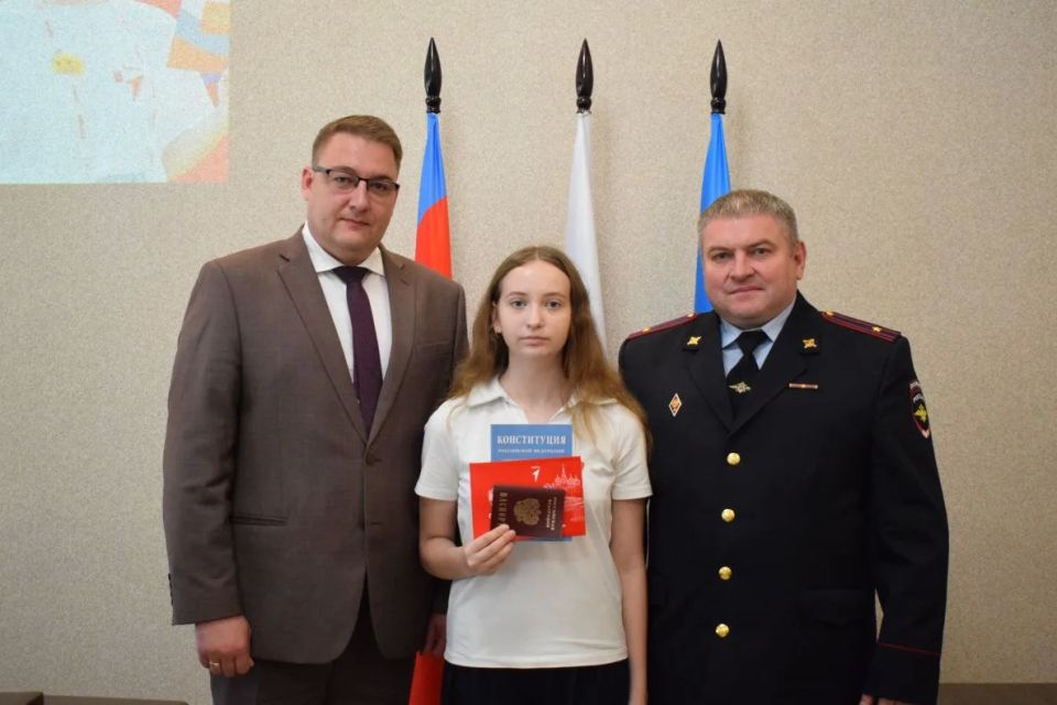 В Барнауле в преддверии Дня России юным горожанам торжественно вручили паспорта В Барнауле в преддверии Дня России юным горожанам торжественно вручили паспорта
