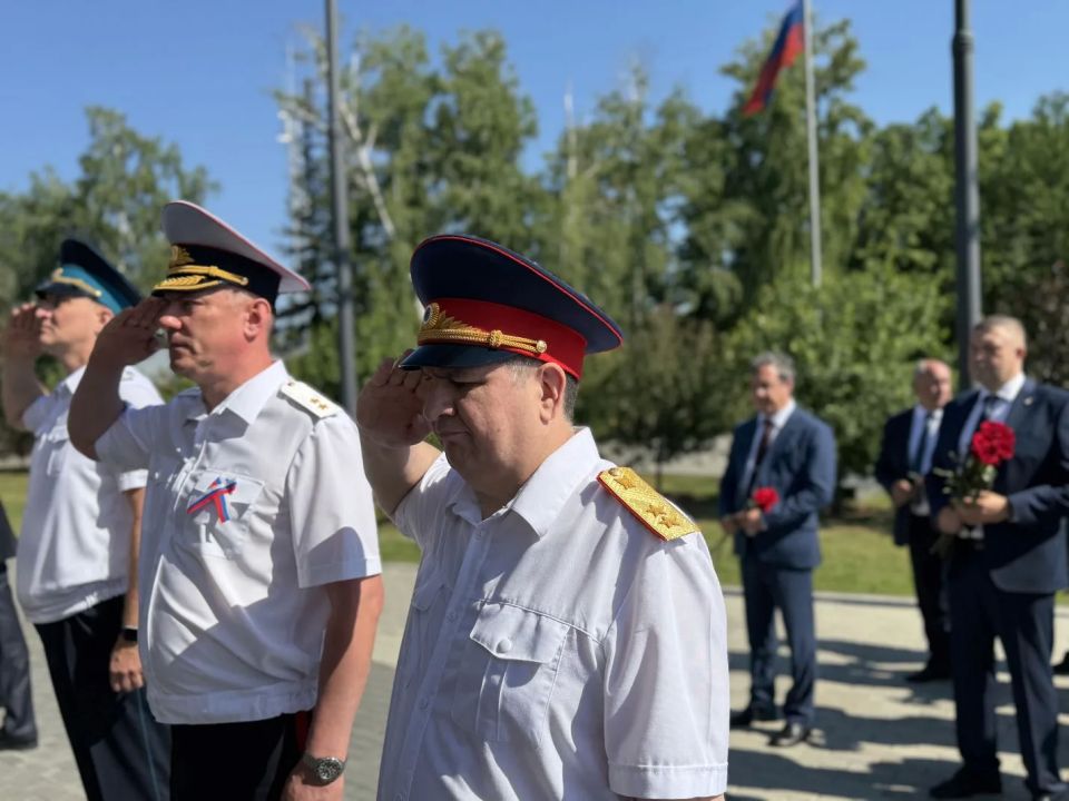 В День России руководитель следственного управления СК России по Алтайскому краю возложил цветы к стеле "Город трудовой доблести" В День России руководитель следственного управления СК России по Алтайскому краю возложил цветы к стеле "Город трудовой доблести"