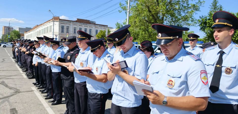 Накануне Дня России в Барнауле прошёл гарнизонный развод полиции Накануне Дня России в Барнауле прошёл гарнизонный развод полиции