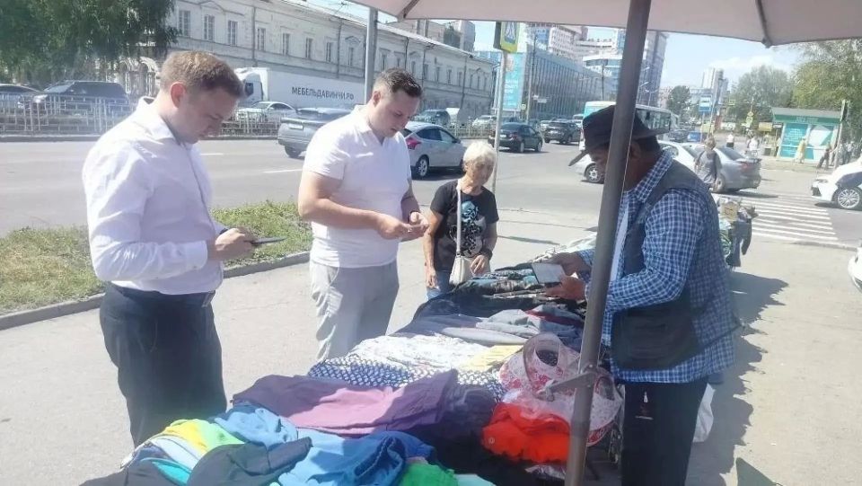 В Барнауле прошёл рейд против незаконной торговли цветами, ягодами и одеждой В Барнауле прошёл рейд против незаконной торговли цветами, ягодами и одеждой