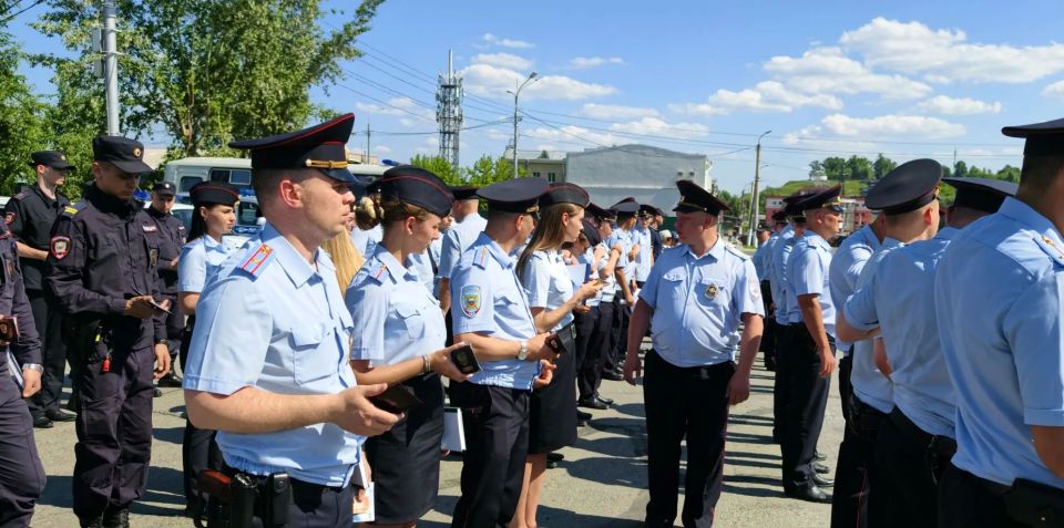 Накануне Дня России в Барнауле прошёл гарнизонный развод полиции Накануне Дня России в Барнауле прошёл гарнизонный развод полиции