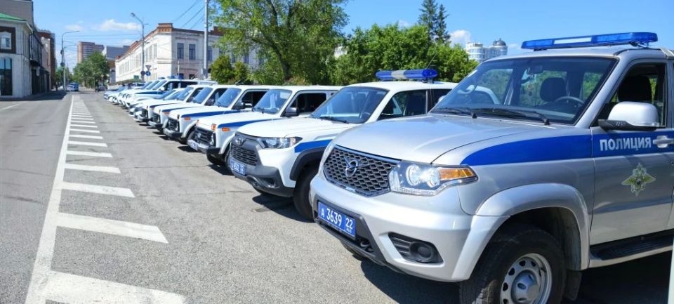 Накануне Дня России в Барнауле прошёл гарнизонный развод полиции Накануне Дня России в Барнауле прошёл гарнизонный развод полиции