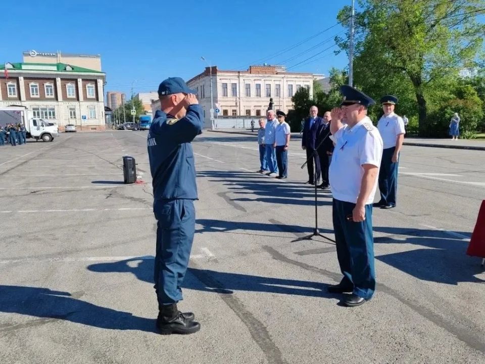 В Барнауле в честь Дня России состоялся торжественный развод караулов пожарно-спасательного гарнизона В Барнауле в честь Дня России состоялся торжественный развод караулов пожарно-спасательного гарнизона