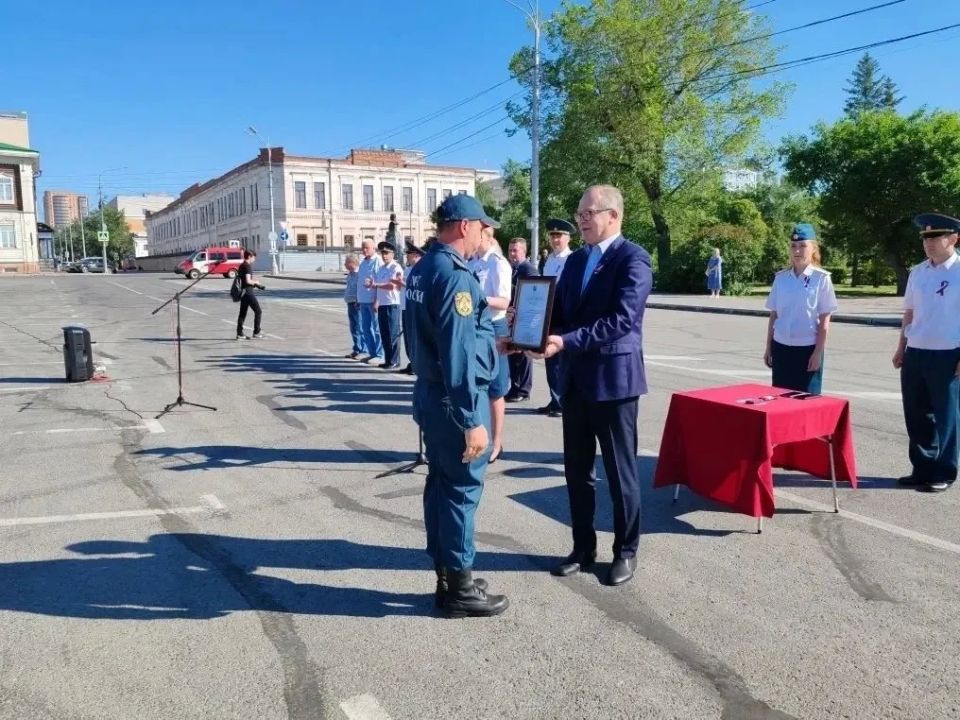 В Барнауле в честь Дня России состоялся торжественный развод караулов пожарно-спасательного гарнизона В Барнауле в честь Дня России состоялся торжественный развод караулов пожарно-спасательного гарнизона