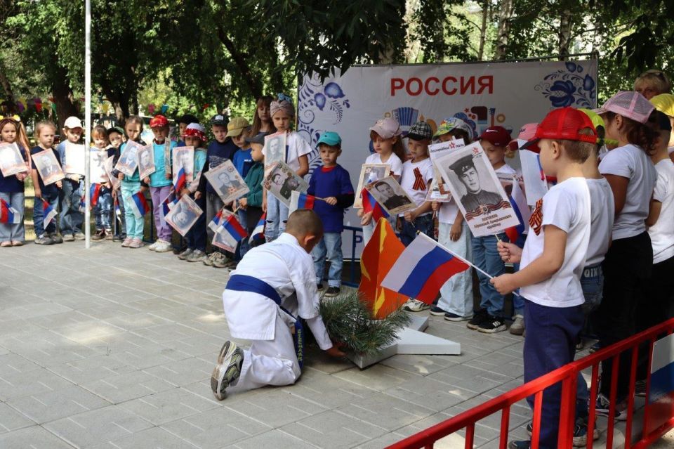 12 июня - День России. Уважаемые рубцовчане! Дорогие земляки! От всей души поздравляем вас с Днём России! Россия – великая страна, где на одних широтах ещё лежит снег, а на других уже цветут сады 12 июня - День России. Уважаемые рубцовчане! Дорогие земляки! От всей души поздравляем вас с Днём России! Россия – великая страна, где на одних широтах ещё лежит снег, а на других уже цветут сады
