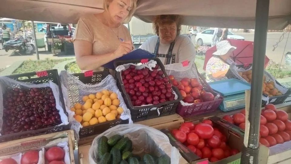 В Барнауле прошёл рейд против незаконной торговли цветами, ягодами и одеждой