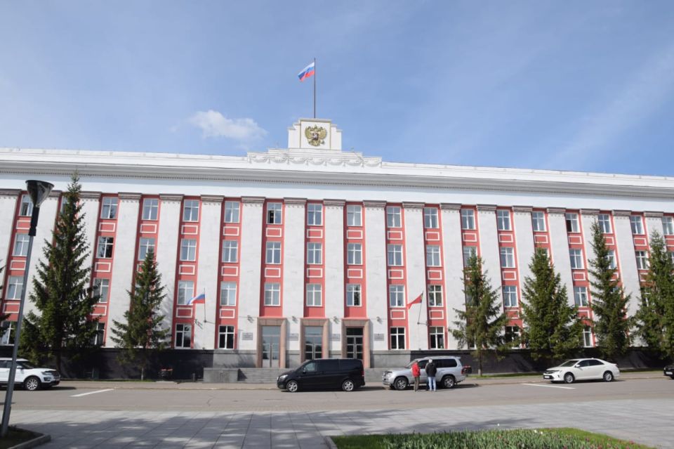 12 июня — день России . Праздник ежегодно отмечается в честь принятия Декларации о государственном суверенитете РСФСР в 1990 году 12 июня — день России . Праздник ежегодно отмечается в честь принятия Декларации о государственном суверенитете РСФСР в 1990 году