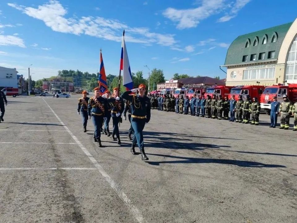В Барнауле в честь Дня России состоялся торжественный развод караулов пожарно-спасательного гарнизона
