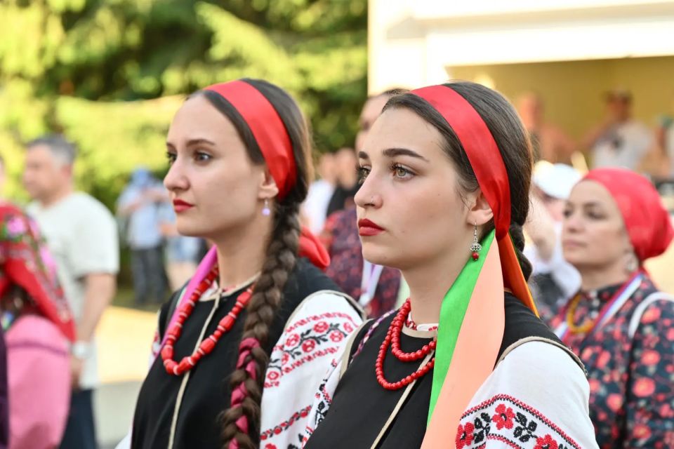 Виктор Томенко: Всероссийский фестиваль в честь Дня России состоялся сегодня на Бирюзовой Катуни Виктор Томенко: Всероссийский фестиваль в честь Дня России состоялся сегодня на Бирюзовой Катуни
