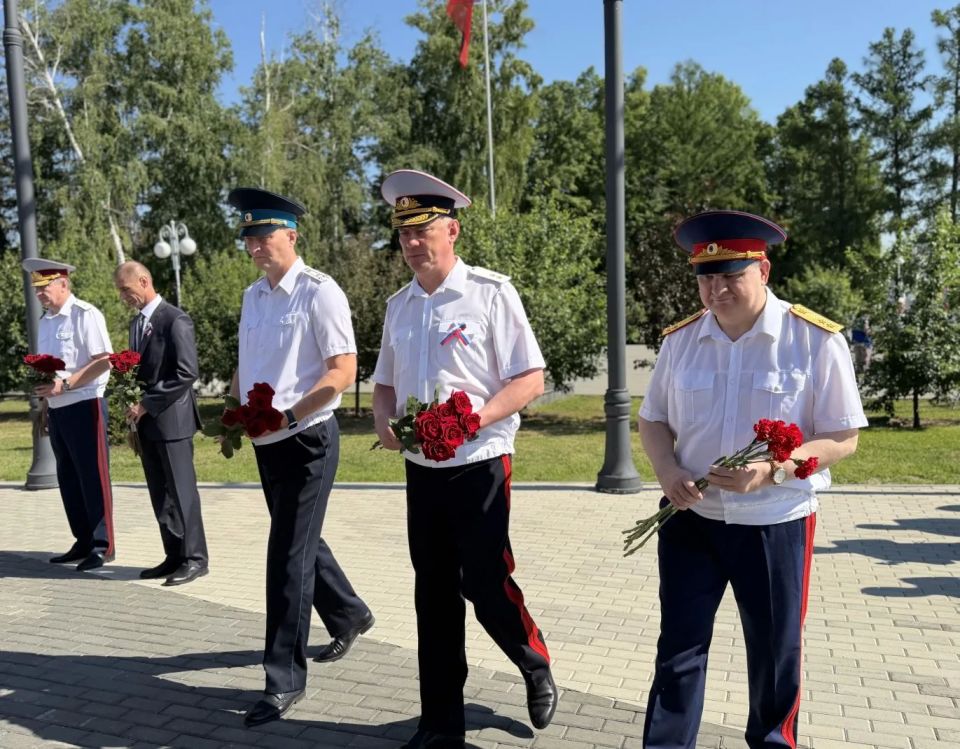 В День России руководитель следственного управления СК России по Алтайскому краю возложил цветы к стеле "Город трудовой доблести" В День России руководитель следственного управления СК России по Алтайскому краю возложил цветы к стеле "Город трудовой доблести"