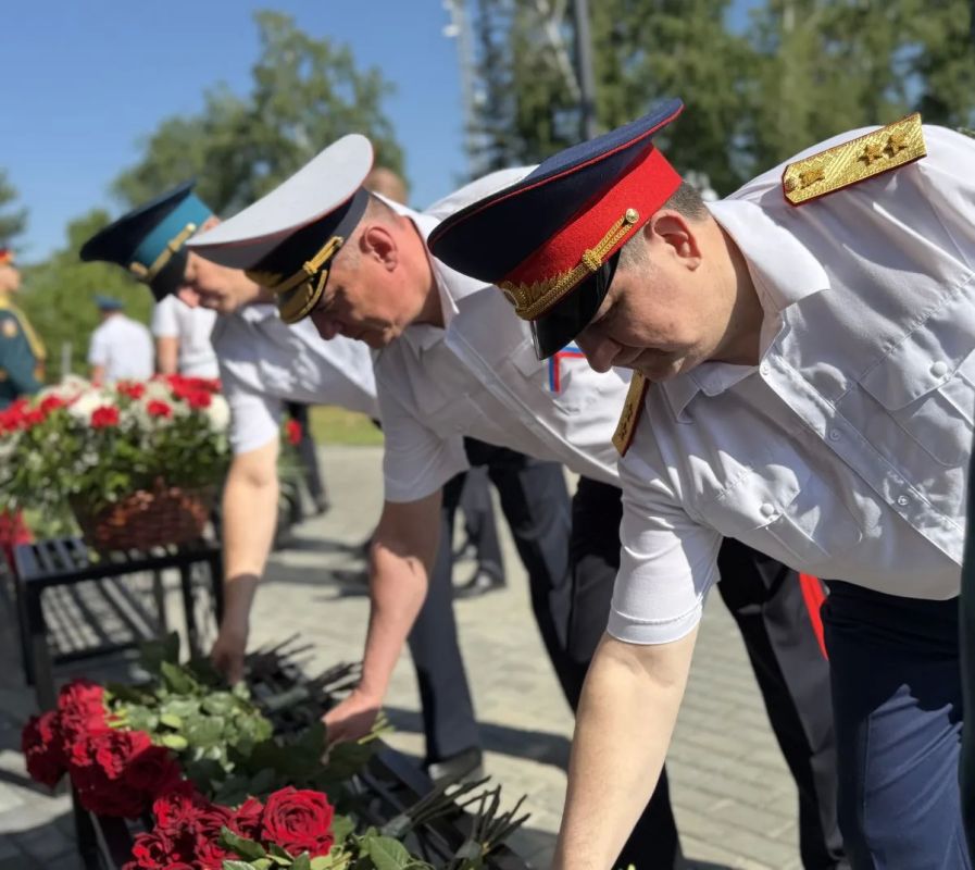 В День России руководитель следственного управления СК России по Алтайскому краю возложил цветы к стеле "Город трудовой доблести" В День России руководитель следственного управления СК России по Алтайскому краю возложил цветы к стеле "Город трудовой доблести"