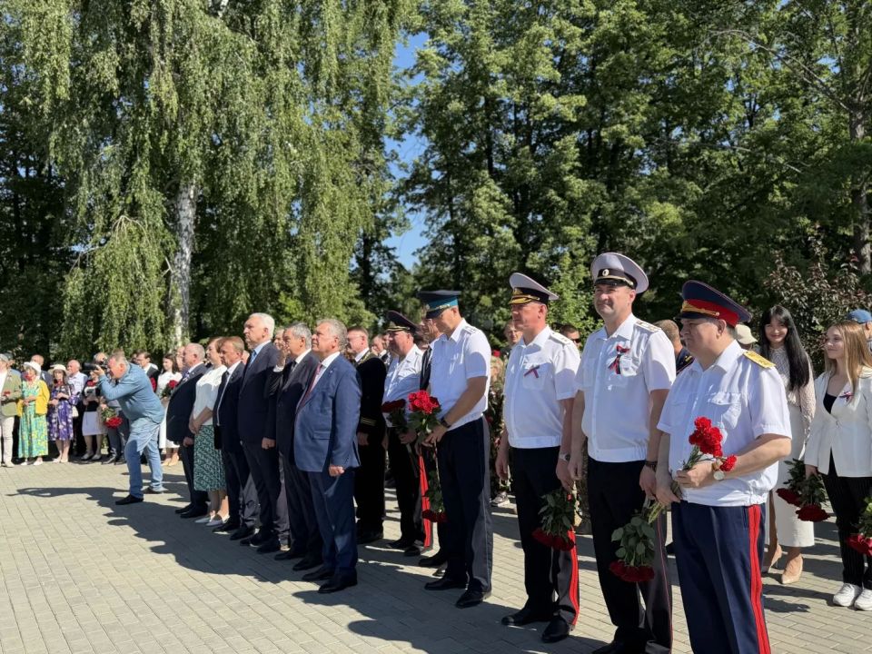 В День России руководитель следственного управления СК России по Алтайскому краю возложил цветы к стеле "Город трудовой доблести" В День России руководитель следственного управления СК России по Алтайскому краю возложил цветы к стеле "Город трудовой доблести"