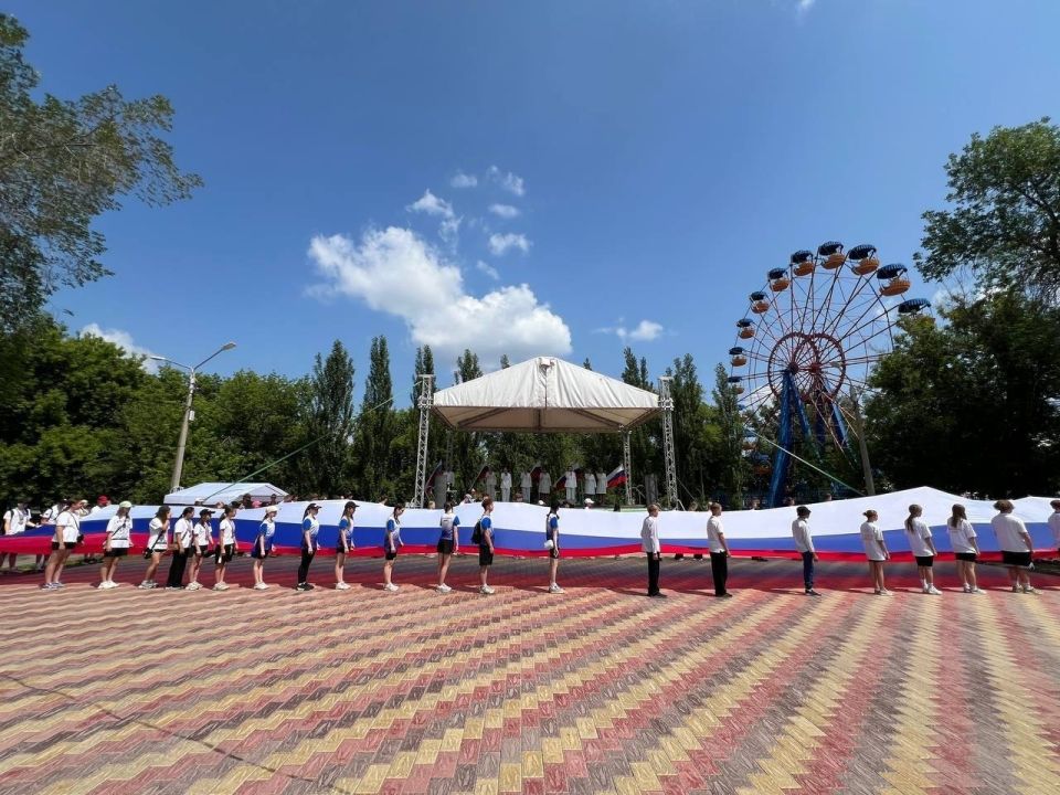 12 июня - День России. Уважаемые рубцовчане! Дорогие земляки! От всей души поздравляем вас с Днём России! Россия – великая страна, где на одних широтах ещё лежит снег, а на других уже цветут сады 12 июня - День России. Уважаемые рубцовчане! Дорогие земляки! От всей души поздравляем вас с Днём России! Россия – великая страна, где на одних широтах ещё лежит снег, а на других уже цветут сады