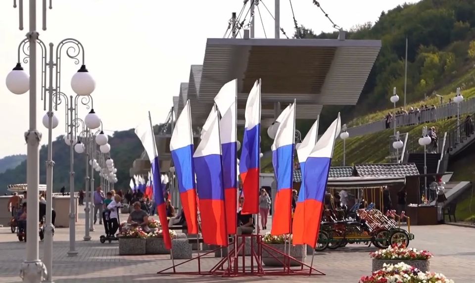 12 июня — день России . Праздник ежегодно отмечается в честь принятия Декларации о государственном суверенитете РСФСР в 1990 году 12 июня — день России . Праздник ежегодно отмечается в честь принятия Декларации о государственном суверенитете РСФСР в 1990 году