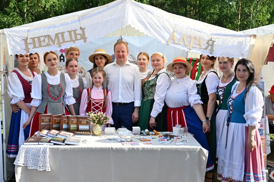 Виктор Томенко: Всероссийский фестиваль в честь Дня России состоялся сегодня на Бирюзовой Катуни Виктор Томенко: Всероссийский фестиваль в честь Дня России состоялся сегодня на Бирюзовой Катуни