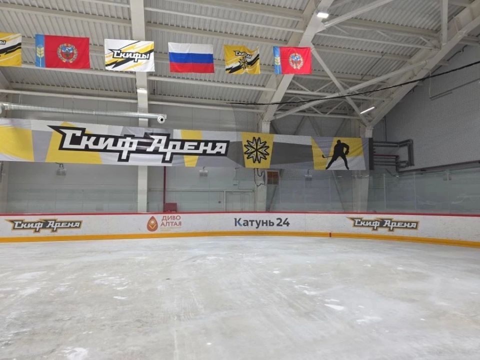 Теперь логотип «Катунь 24» можно увидеть и на бортах хоккейной школы, где тренируются «Скифы»