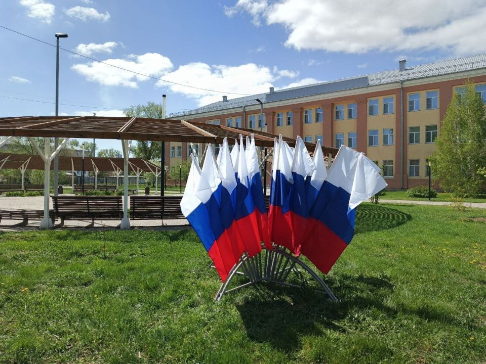 12 июня - День России. Уважаемые рубцовчане! Дорогие земляки! От всей души поздравляем вас с Днём России! Россия – великая страна, где на одних широтах ещё лежит снег, а на других уже цветут сады 12 июня - День России. Уважаемые рубцовчане! Дорогие земляки! От всей души поздравляем вас с Днём России! Россия – великая страна, где на одних широтах ещё лежит снег, а на других уже цветут сады