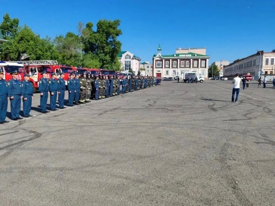 В Барнауле в честь Дня России состоялся торжественный развод караулов пожарно-спасательного гарнизона В Барнауле в честь Дня России состоялся торжественный развод караулов пожарно-спасательного гарнизона