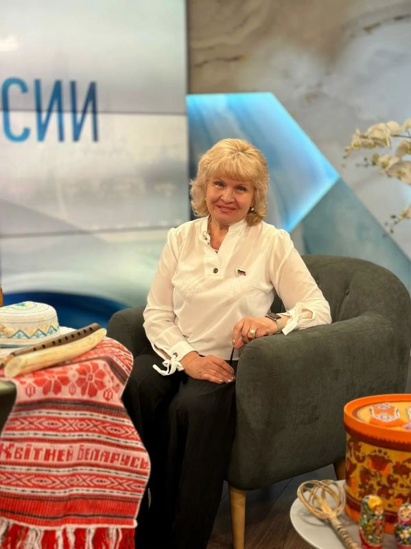 Валенки на каблуках и кожаный клатч из 50-х
