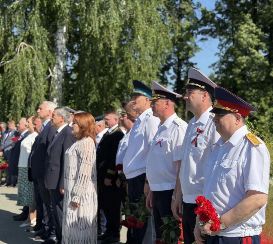 В День России руководитель следственного управления СК России по Алтайскому краю возложил цветы к стеле "Город трудовой доблести"