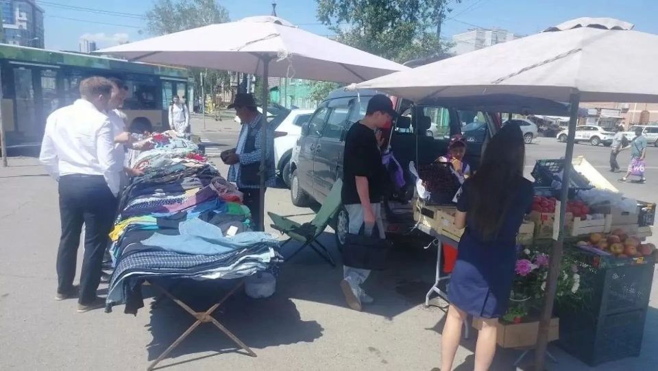 В Барнауле прошёл рейд против незаконной торговли цветами, ягодами и одеждой В Барнауле прошёл рейд против незаконной торговли цветами, ягодами и одеждой