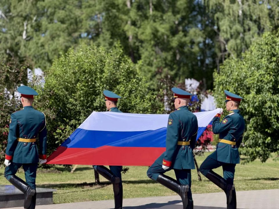 В День России руководитель следственного управления СК России по Алтайскому краю возложил цветы к стеле "Город трудовой доблести" В День России руководитель следственного управления СК России по Алтайскому краю возложил цветы к стеле "Город трудовой доблести"