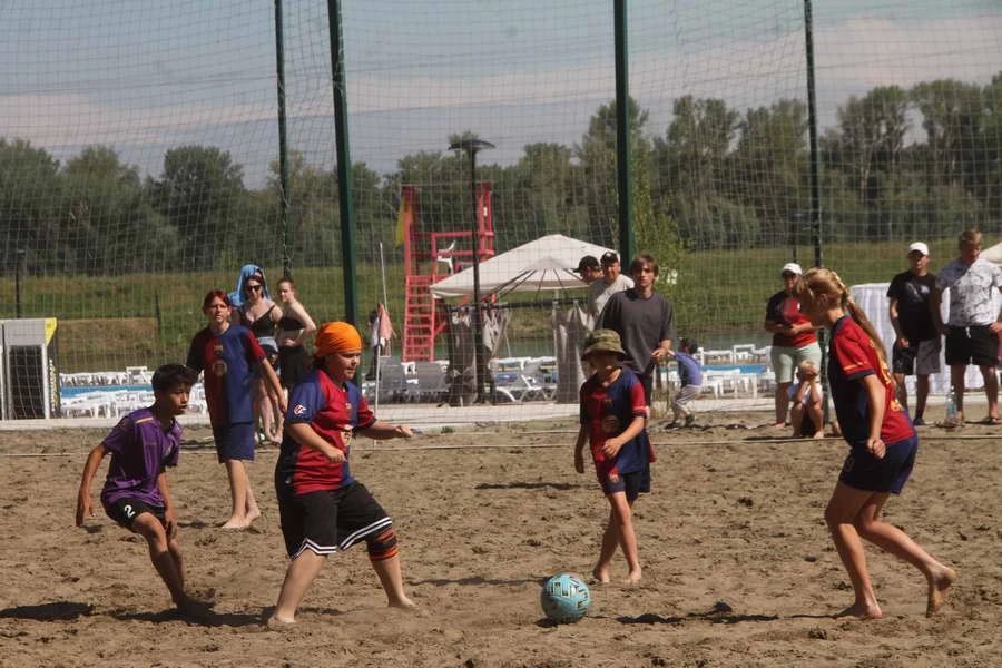 12 июня в День России на спортплощадках водного парка «Лапа» в Барнауле прошли соревнования по пляжным футболу и волейболу 12 июня в День России на спортплощадках водного парка «Лапа» в Барнауле прошли соревнования по пляжным футболу и волейболу