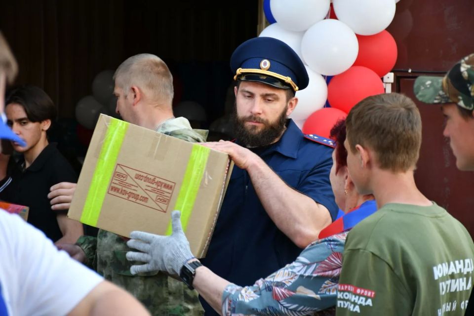 Сотрудники и ветераны следственного управления СК России по Алтайскому краю приняли участие в масштабной погрузке гуманитарной помощи для военнослужащих, приуроченной ко Дню России Сотрудники и ветераны следственного управления СК России по Алтайскому краю приняли участие в масштабной погрузке гуманитарной помощи для военнослужащих, приуроченной ко Дню России