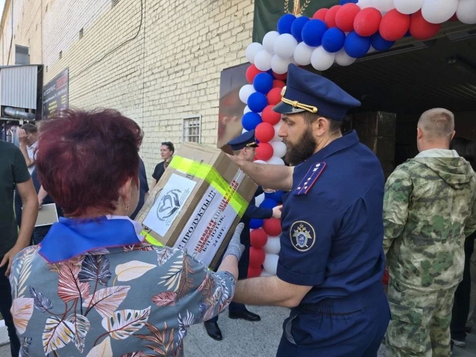 Сотрудники и ветераны следственного управления СК России по Алтайскому краю приняли участие в масштабной погрузке гуманитарной помощи для военнослужащих, приуроченной ко Дню России Сотрудники и ветераны следственного управления СК России по Алтайскому краю приняли участие в масштабной погрузке гуманитарной помощи для военнослужащих, приуроченной ко Дню России