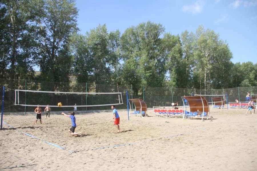 12 июня в День России на спортплощадках водного парка «Лапа» в Барнауле прошли соревнования по пляжным футболу и волейболу 12 июня в День России на спортплощадках водного парка «Лапа» в Барнауле прошли соревнования по пляжным футболу и волейболу