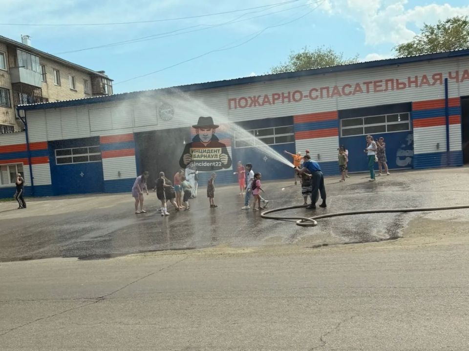 Спасатели в Барнауле помогли детям охладиться в жару