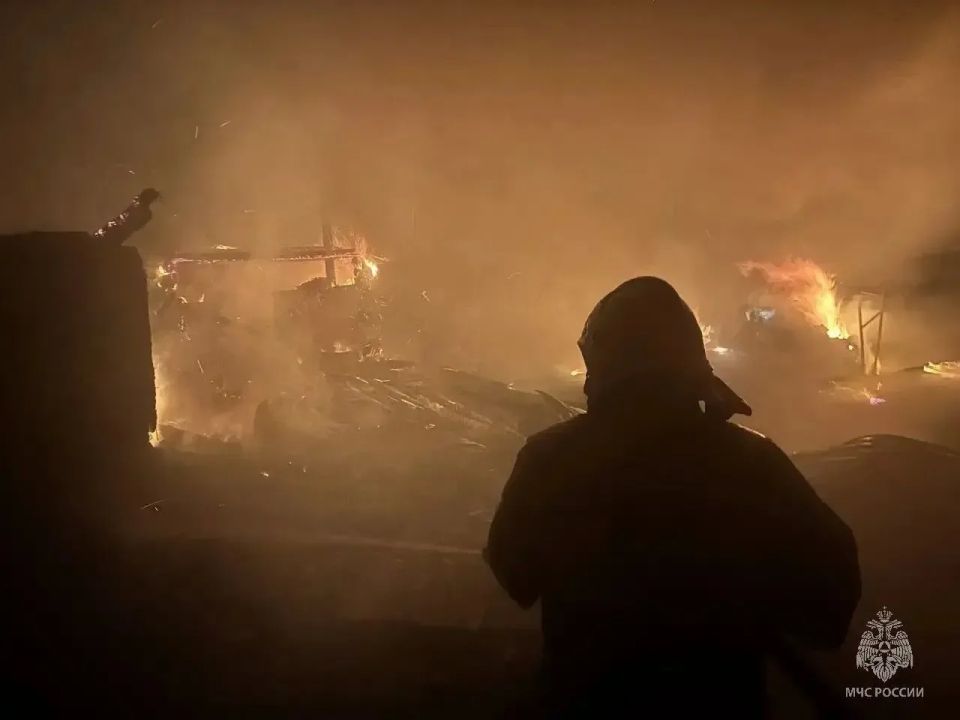 Ночью в Алтайском крае ликвидировали два пожара Ночью в Алтайском крае ликвидировали два пожара
