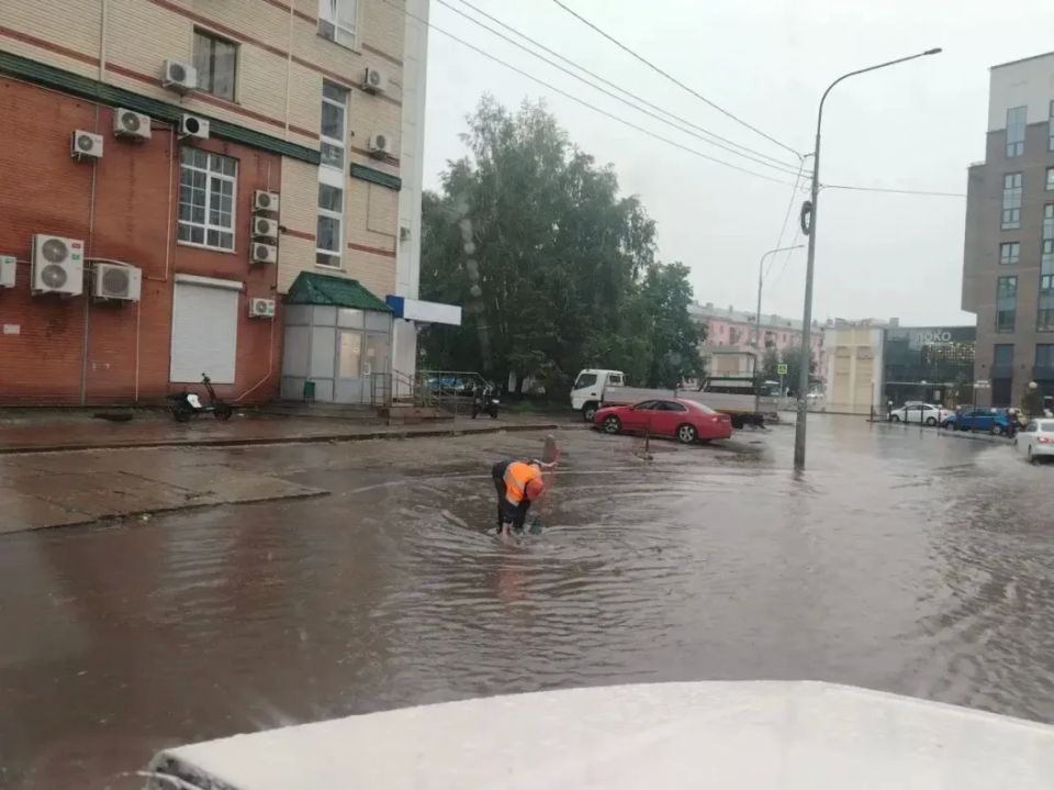 Движение на улице Попова ограничили из-за дождя в Барнауле Движение на улице Попова ограничили из-за дождя в Барнауле
