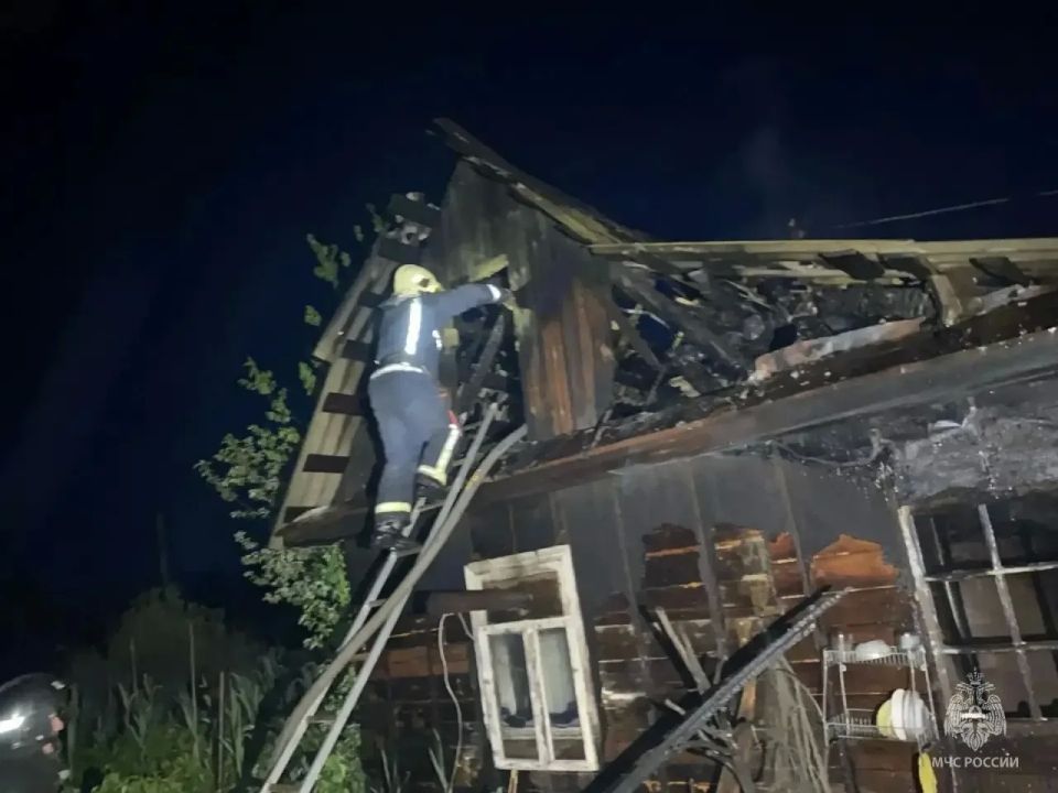 Ночью в Алтайском крае ликвидировали два пожара Ночью в Алтайском крае ликвидировали два пожара