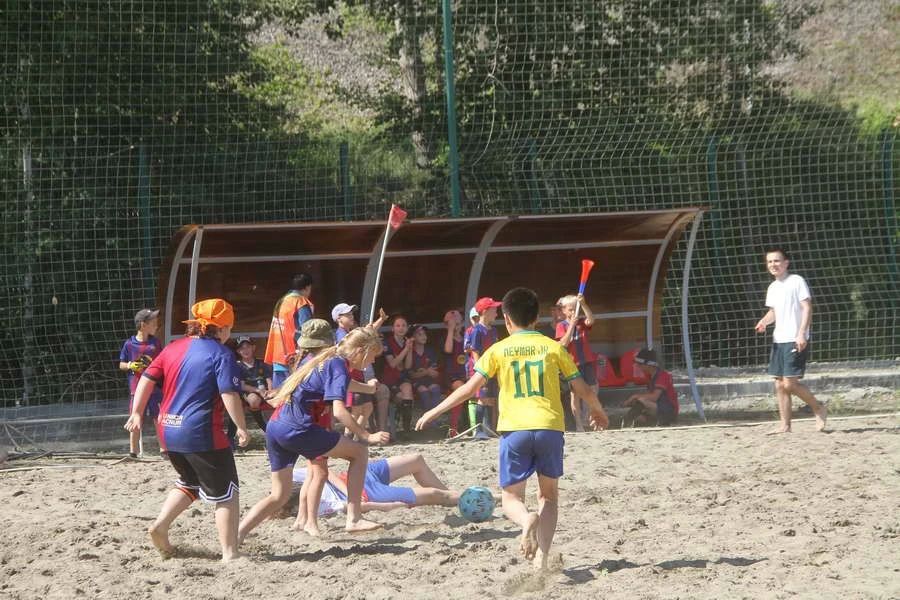 12 июня в День России на спортплощадках водного парка «Лапа» в Барнауле прошли соревнования по пляжным футболу и волейболу 12 июня в День России на спортплощадках водного парка «Лапа» в Барнауле прошли соревнования по пляжным футболу и волейболу